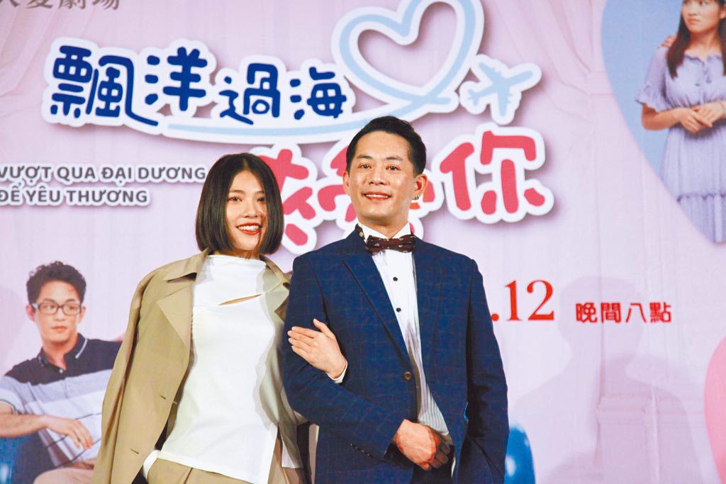 韓宜邦（右）與梁湘華在《飄洋過海來愛你》飾演夫妻。（大愛電視台提供）