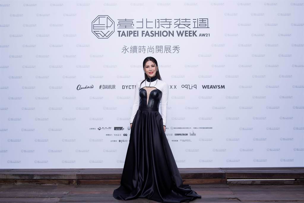 圖三：艾怡良穿著台灣設計師NIKI YEH所設計的洋裝，為台北時裝周獻唱。（臺北時裝週提供）