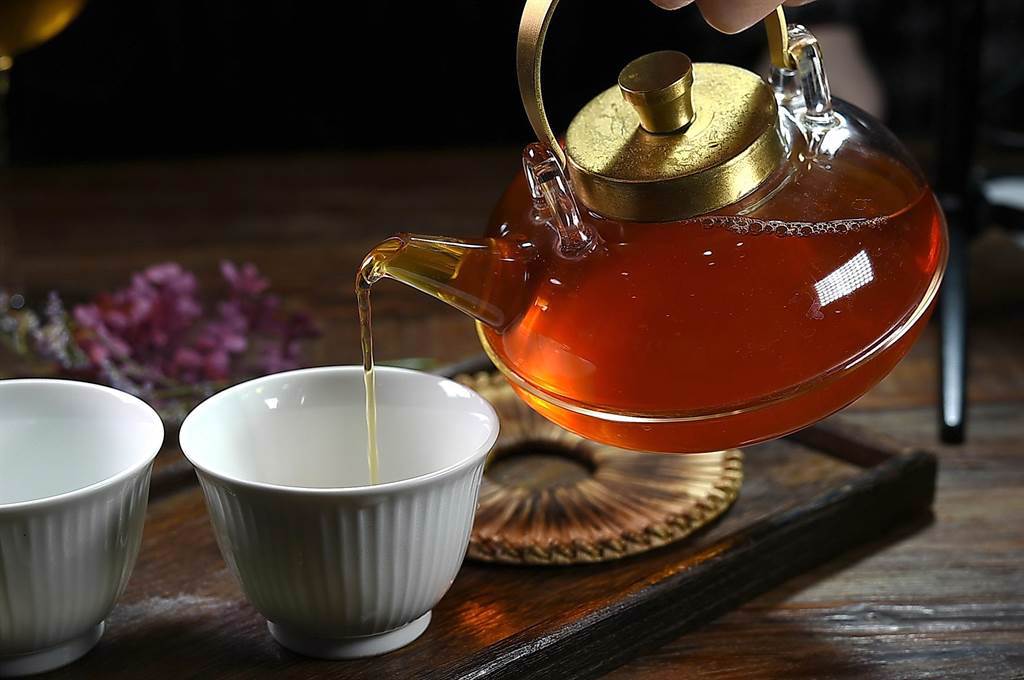 〈永心鳳茶奶茶專門所〉承襲台灣「喫茶美學」DNA，菜單上可以點到用台灣優質茶葉沖泡的冷、熱茶。（圖／姚舜）