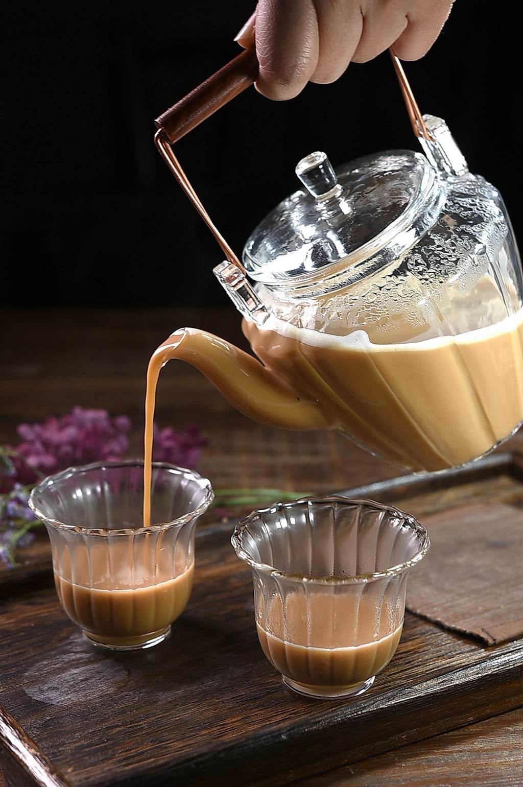 〈永心鳳茶奶茶專門所〉的〈燕麥奶茶〉，是以紅玉烏龍茶和燕麥奶沖泡，入口帶有穀物香氣。（圖／姚舜）