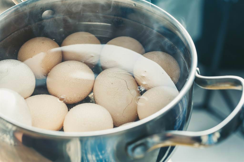 內行人說，只要掌握4個小技巧，就能輕鬆煮出又嫩又好剝的水煮蛋。（達志影像/shutterstock)