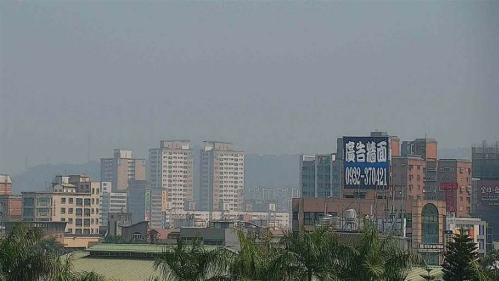台灣西部地區空氣品質欠佳，天空灰濛濛一片。（翻攝空氣品質監測網）