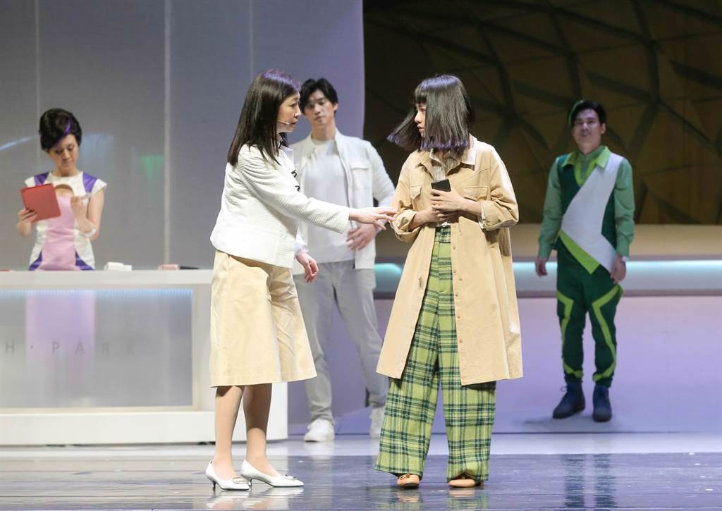 姚愛寗（右）飾演黃嘉千（左）年輕版女兒。（盧禕祺攝）
