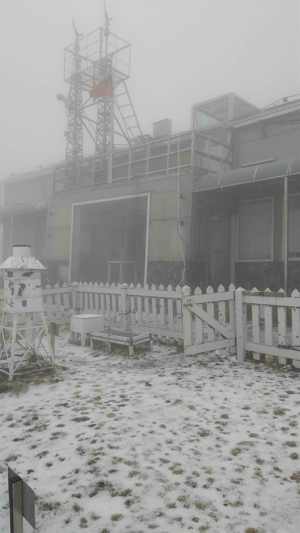 玉山降下3月雪。（氣象局提供／林良齊台北傳真）