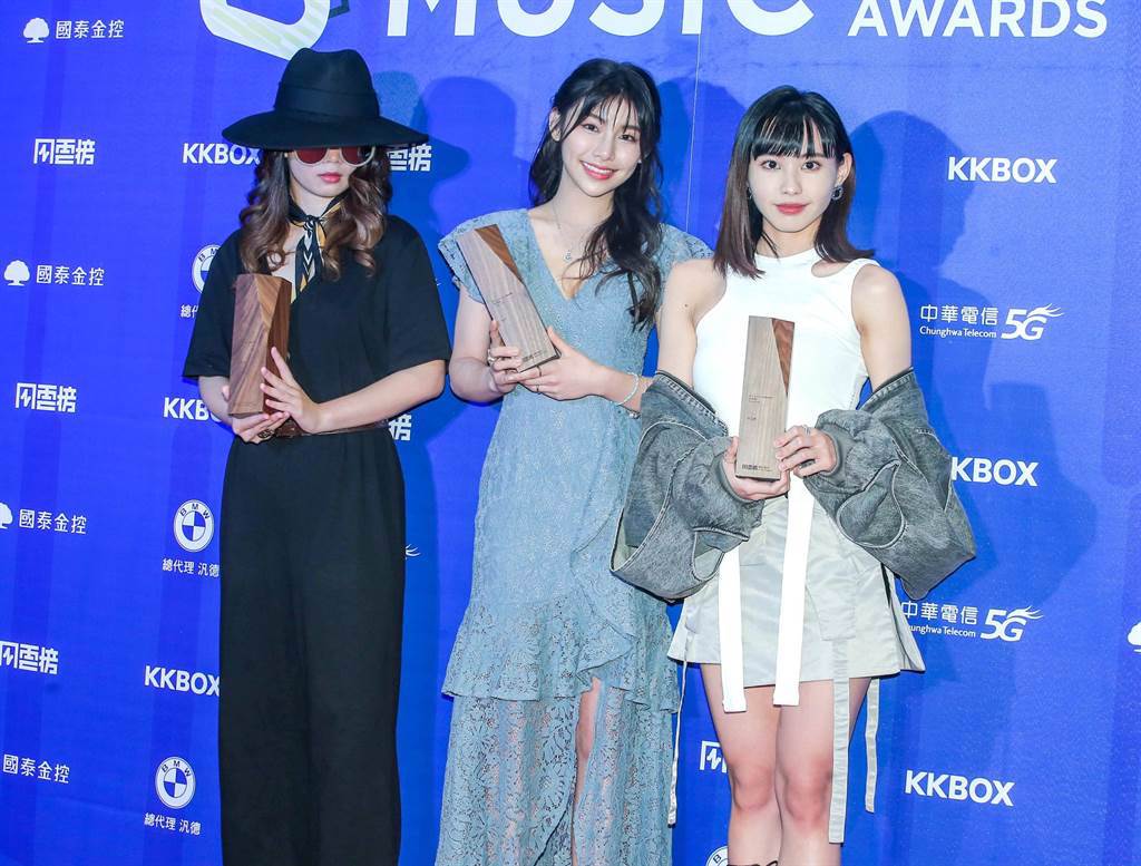 ？te壞特（左起）、采子、李芷婷今出席「KKBOX風雲榜頒獎典禮」。（粘耿豪、盧禕祺攝）