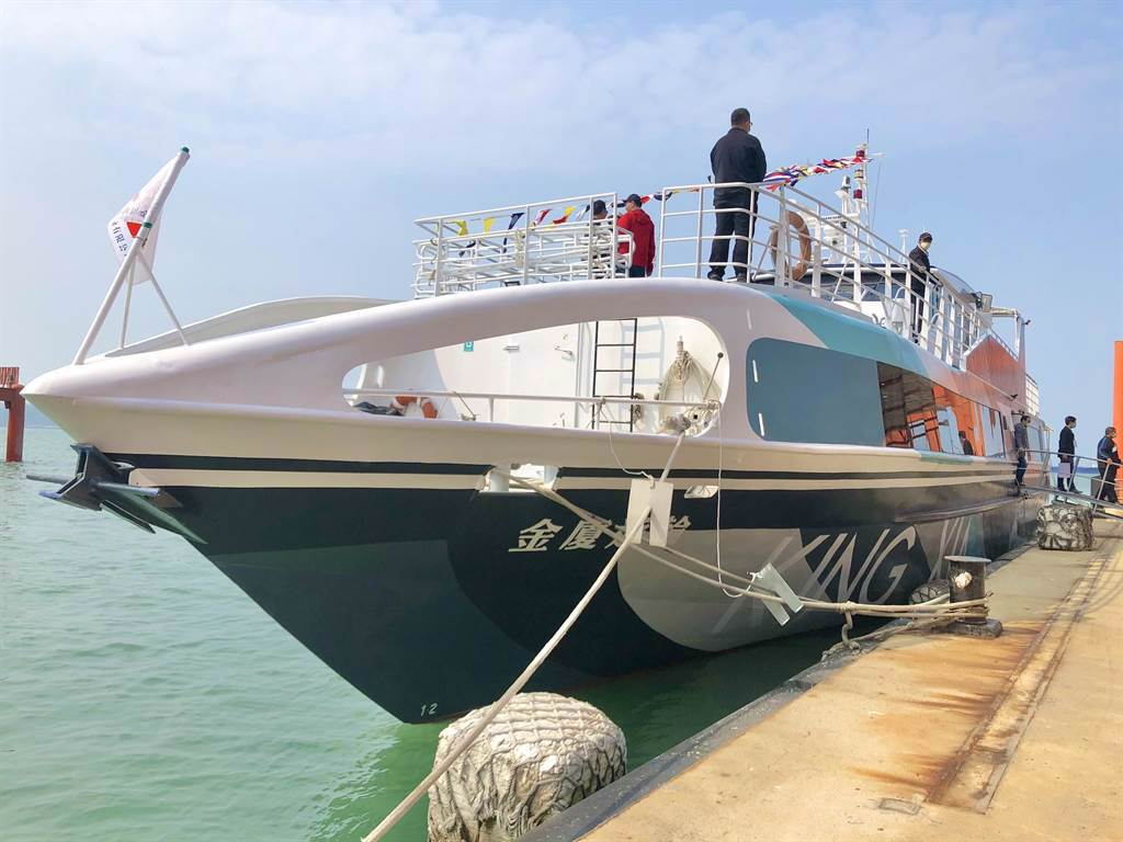 「初日號」今（13日）於金門水頭碼頭正式首航，載遊客展開全新遊程。（何書青攝）
