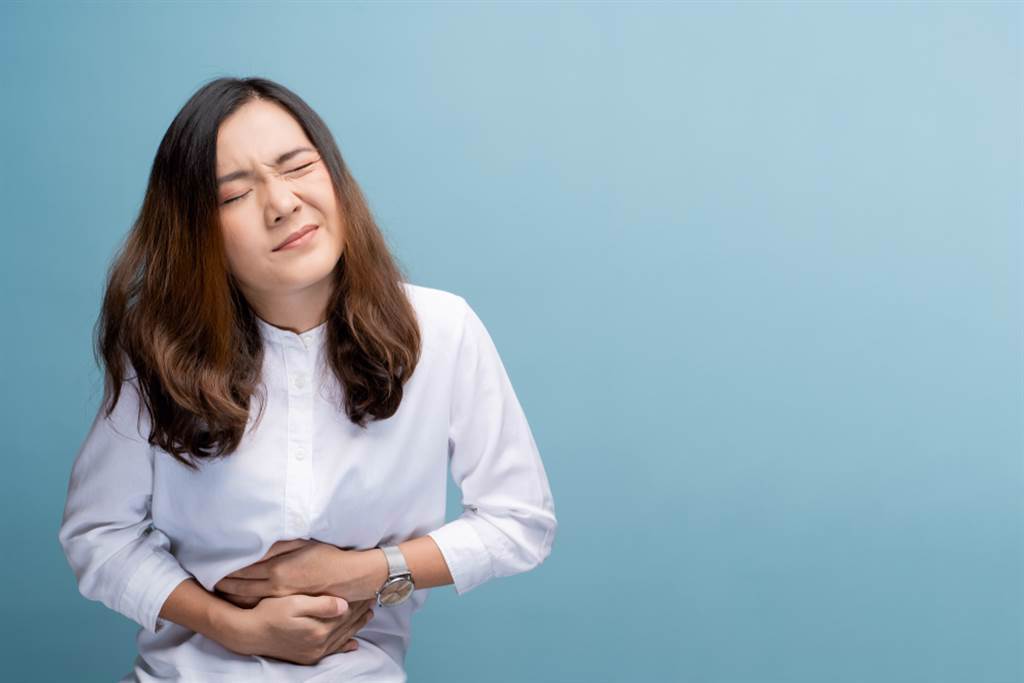 一張圖看懂腹痛位置及原因，醫：出現這些情況盡快急診就醫！(示意圖/Shutterstock)