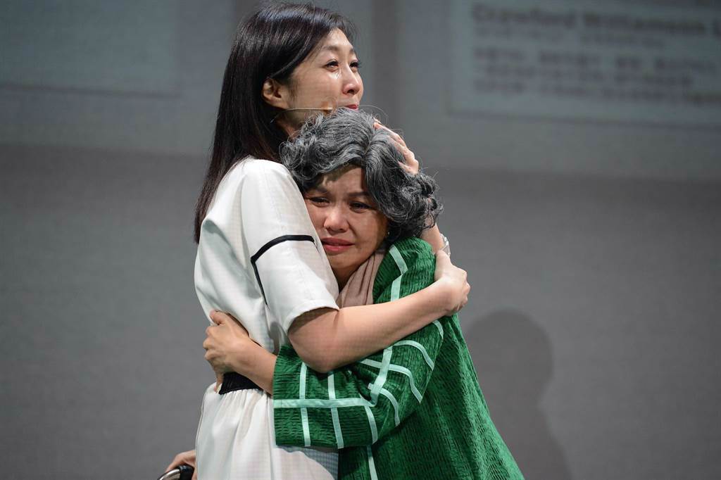 黃嘉千（左）與于子育在舞台劇《暫時停止青春》母女情直搗觀眾淚腺。（故事工廠提供