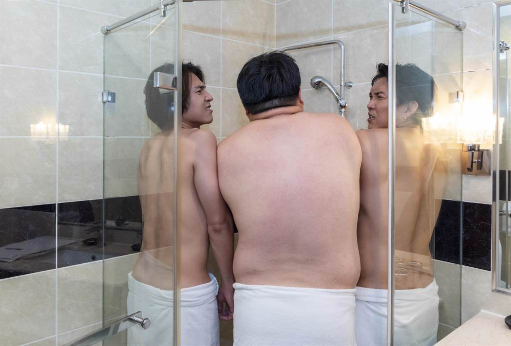 唐振剛、吳震亞、黃尚禾搞笑拍裸背照片。(巧克麗娛樂提供)