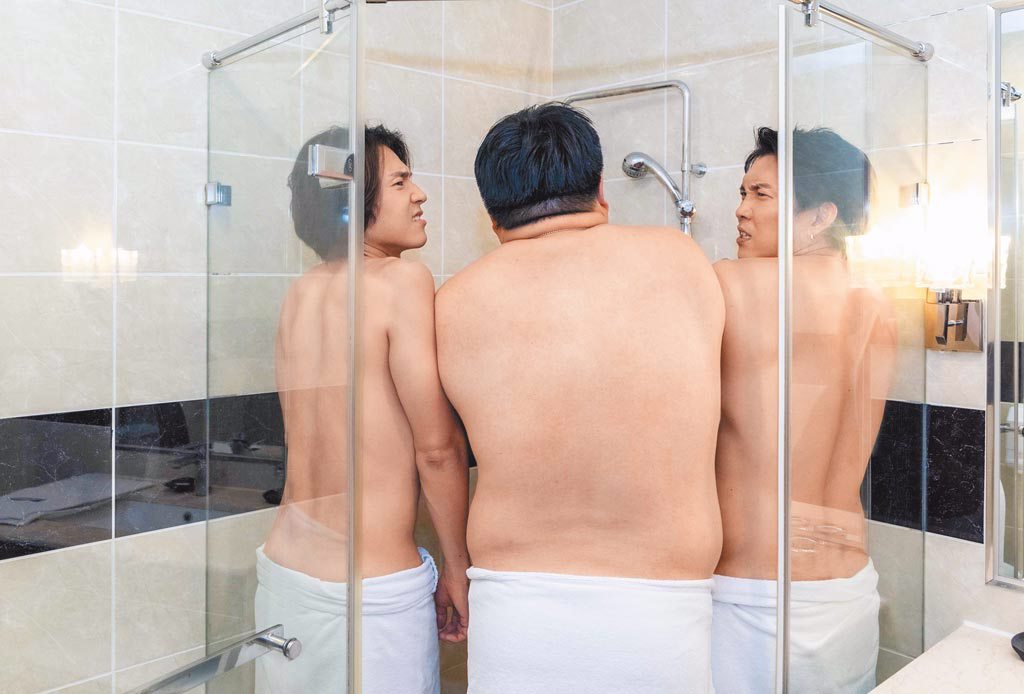唐振剛（左起）、吳震亞、黃尚禾搞笑拍裸背照片。（巧克麗娛樂提供）