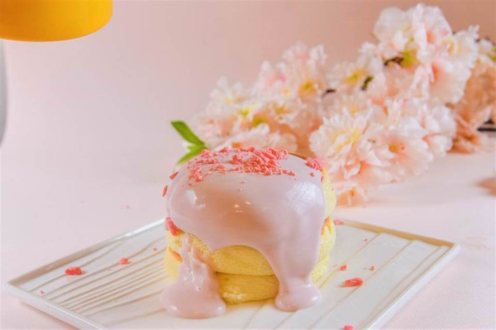 （夏部火鍋推出「櫻花祭」，並有一系手做櫻花系列甜點，圖為「櫻花舒芙蕾」。圖／夏部火鍋提供）