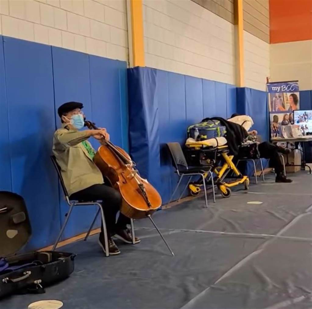 大提琴家馬友友在美國麻州打完疫苗，為現場民眾演奏，令人驚喜。 （摘自臉書）