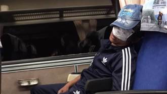 男搭自強號口罩當眼罩睡死 1舉動旁邊乘客嚇暈秒閃