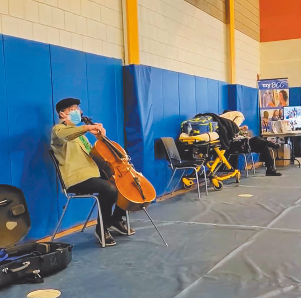 大提琴家馬友友在美國麻州打完疫苗，為現場民眾演奏，令人驚喜。（摘自臉書）