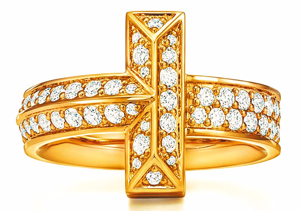 辛西婭艾利沃佩戴Tiffany T1寬版鑽石戒指，20萬1000元。（Tiffany & Co.提供）
