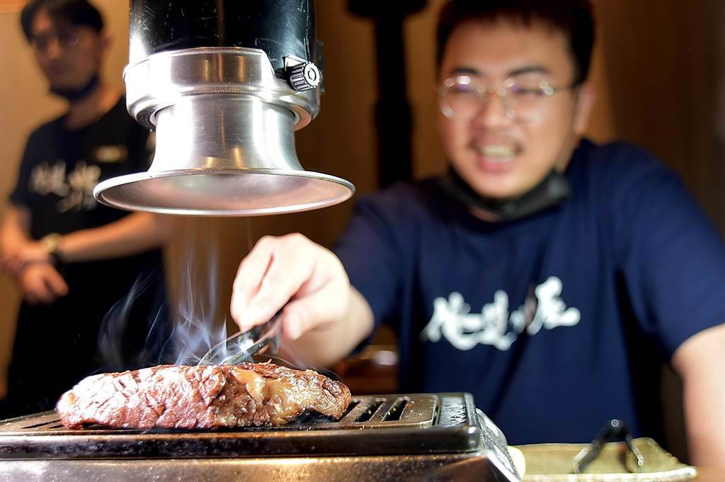 在《台北台中米其林指南2020》中得到年度「米其林年輕主廚大獎」的鍾佳憲表示，店小，自己才能服務到每一桌客人。（圖／姚舜）