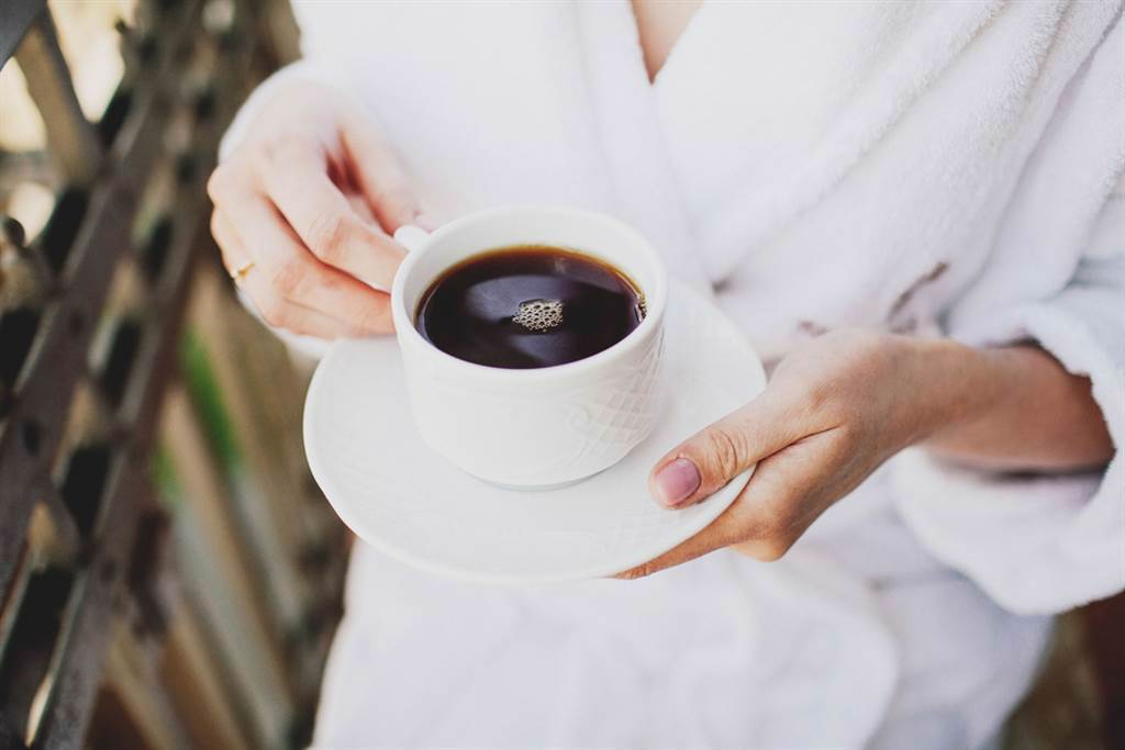 有網友問卦「早餐只喝咖啡會怎樣」，引起網友熱議其利弊。（達志影像/shutterstock)