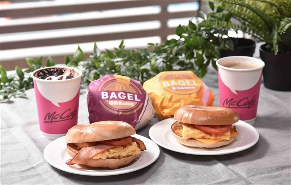 麥當勞宣布調整部份商品，去年上市就擁有超高人氣的質感早餐「起司番茄嫩蛋焙果堡」與「培根番茄嫩蛋焙果堡」，3月31日起將強勢再現。（圖／台灣麥當勞提供）
