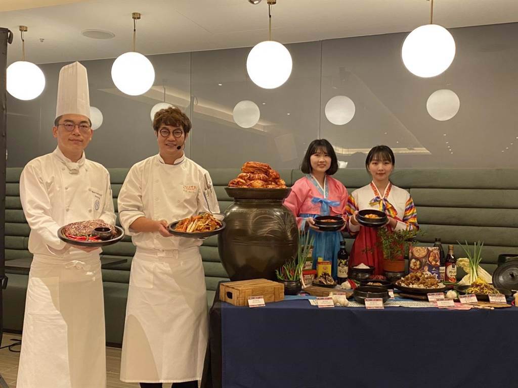 新竹豐邑喜來登大飯店即日起至4月11日止，推出「韓國歐爸美食節」，邀請知名主廚孫榮（KAI SON）設計餐點。（莊旻靜攝）