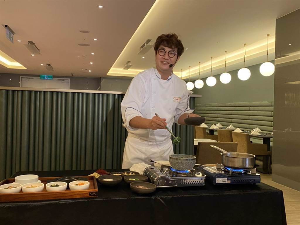 孫榮將在3月20、30日，於飯店推出廚藝教室，教導民眾製作韓式泡菜、紫菜飯捲。（莊旻靜攝）