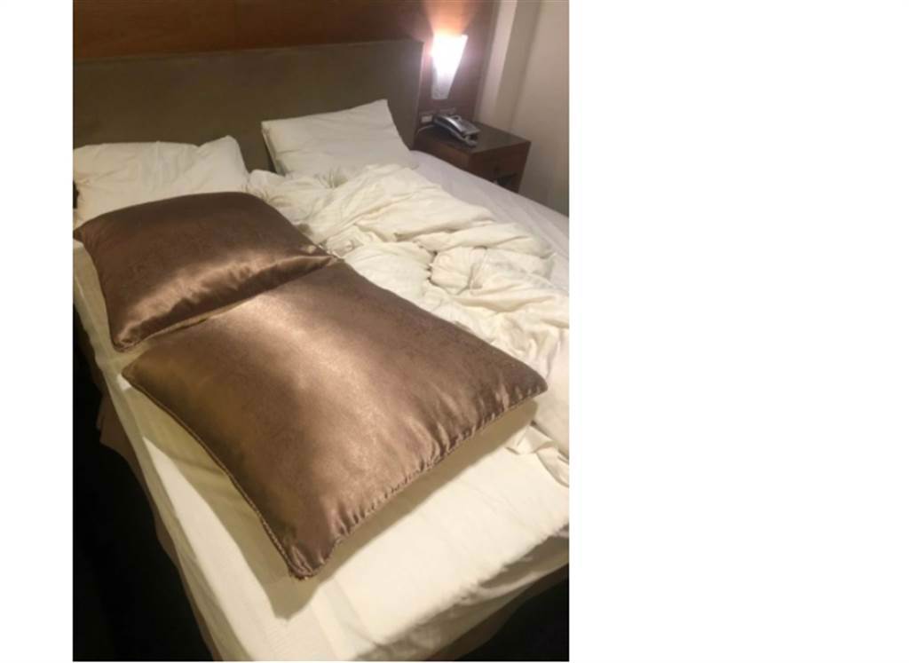 網友詢問飯店床上的大枕頭到底要拿來做什麼用？房務員曝暗黑真相，奉勸不要用！(圖/截自Dcard)