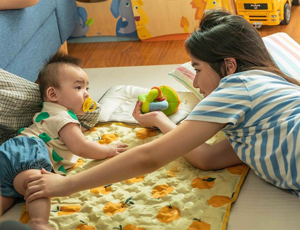 金香起在新片《孩子別哭》中幫單親媽媽照顧6個月大的孩子。（車庫娛樂提供）
