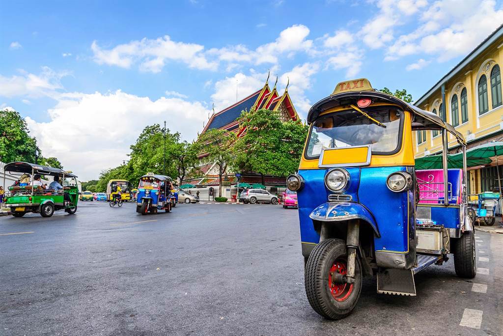 來泰國工作或旅遊，可看到路上多輛五顏六色的嘟嘟車。（五福旅遊提供）