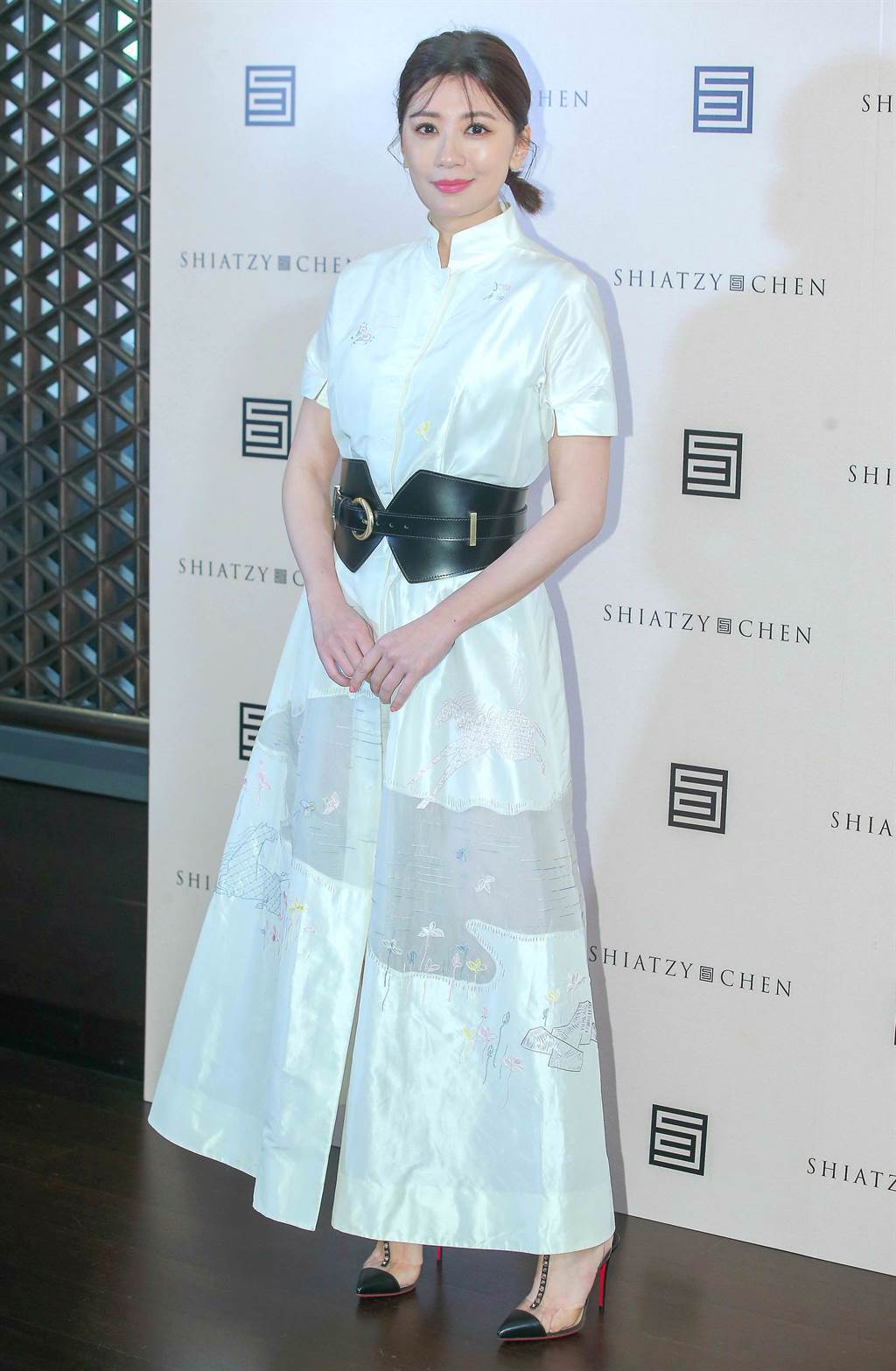 圖一：賈靜雯以一襲白色洋裝搭配黑色腰封出席SHIATZY CHEN夏姿陳慈善特賣會。（粘耿豪攝）