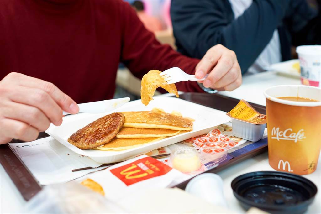 放假悠閒在麥當勞吃份早餐，是許多人的周末假日選擇。(達志影像shutterstock)