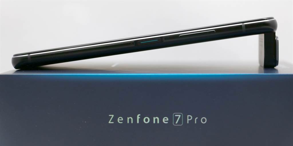 華碩ZenFone 7 Pro宇曜黑款式，所搭載的翻轉式相機是主要特色。(黃慧雯攝)
