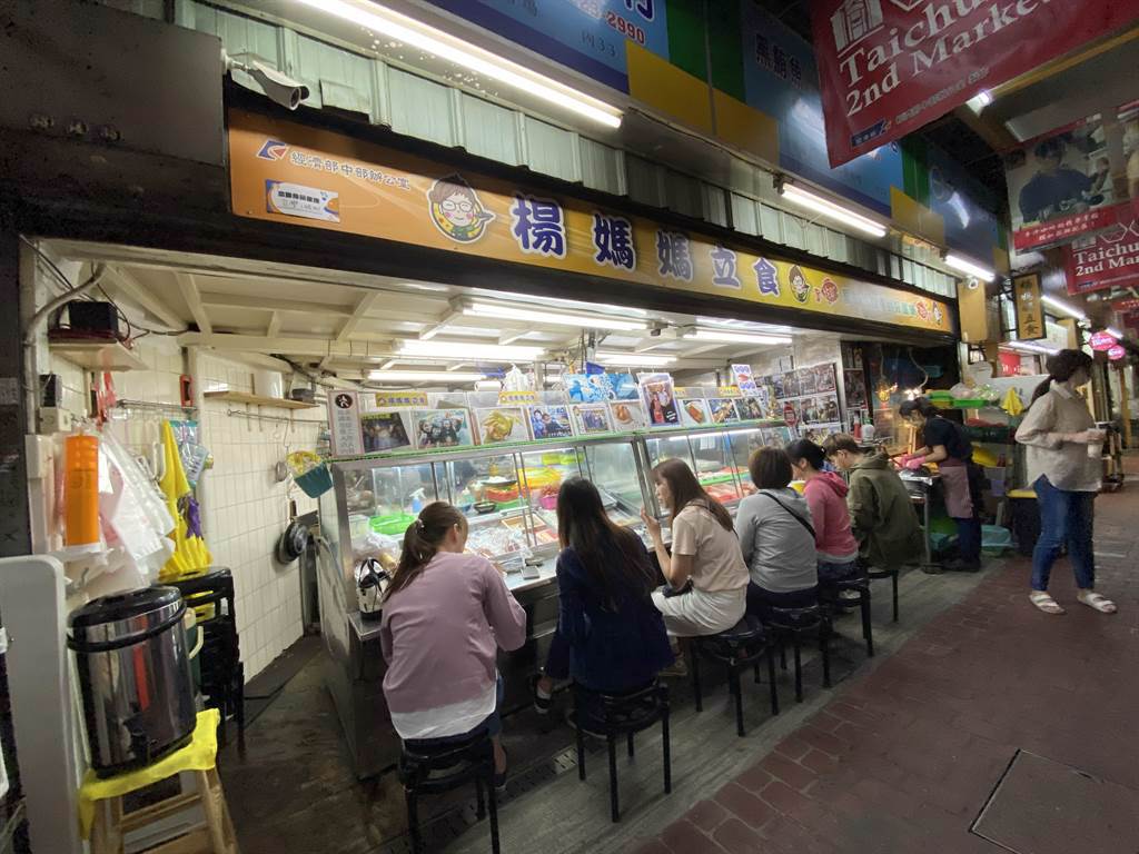 丸一鮮魚行（楊媽媽立食）是台中第二市場內老字號的魚貨店，近年來也經營握壽司及日本料理，讓消費者可以在市場內品嚐新鮮的生魚片。（馮惠宜攝）