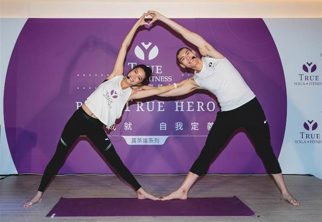 林韋君與杜威一起擔任TRUE YOGA FITNESS瑜珈健身集團代言人。（TRUE YOGA FITNESS提供）