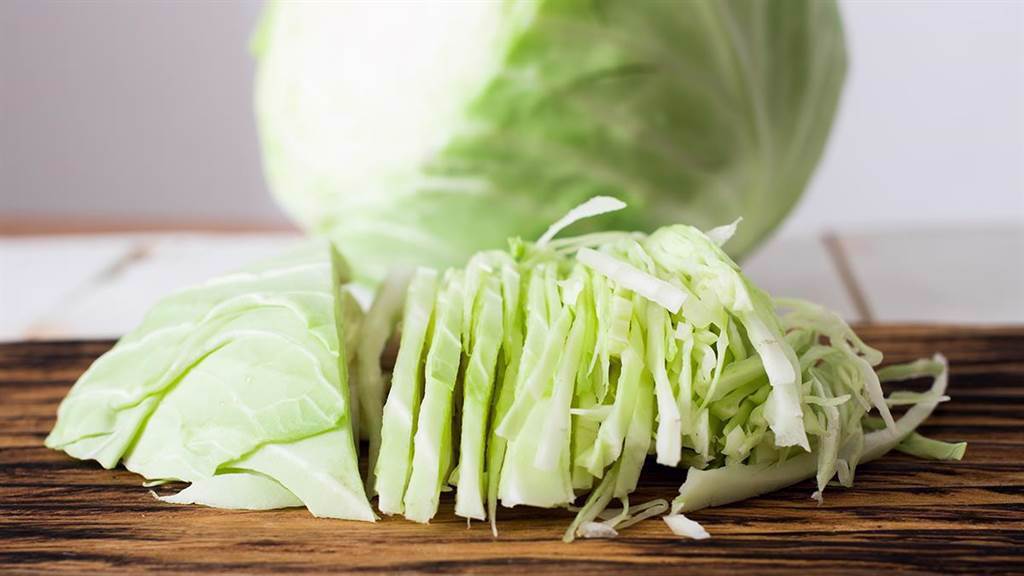 營養師表示，高麗菜不僅滋味甘甜，且具有多種維生素、礦物質與豐富的膳食纖維，更有多種抗氧化成分，適量食用有益健康。(示意圖/Shutterstock)