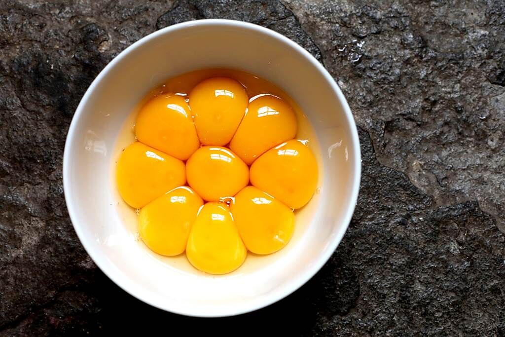 有醫學雜誌研究發現，每天多吃半顆蛋，將增加7%的死亡風險，醫師揭背後真相指出，兇手不是蛋黃。(示意圖/達志影像)