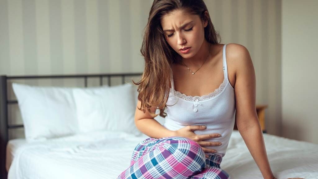 大數據調查證實，超過6成女性受經前症候群（PMS）所苦，高達8成有下腹疼痛症狀。(示意圖/Shutterstock)