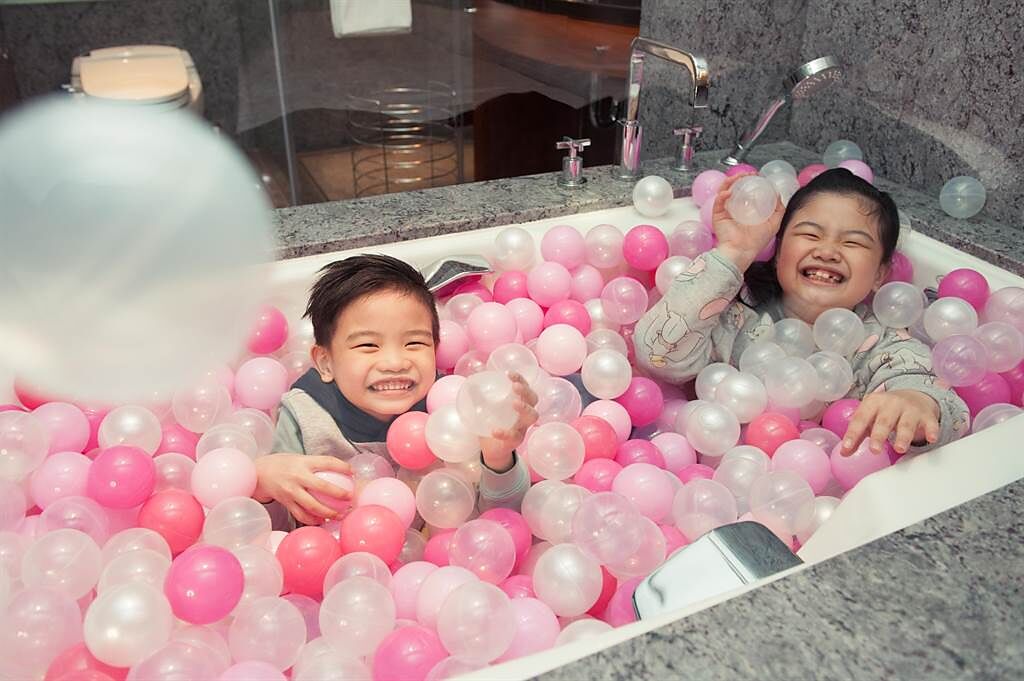 台北喜來登「寶貝喜樂園」粉紅浴缸球池。（寒舍提供）