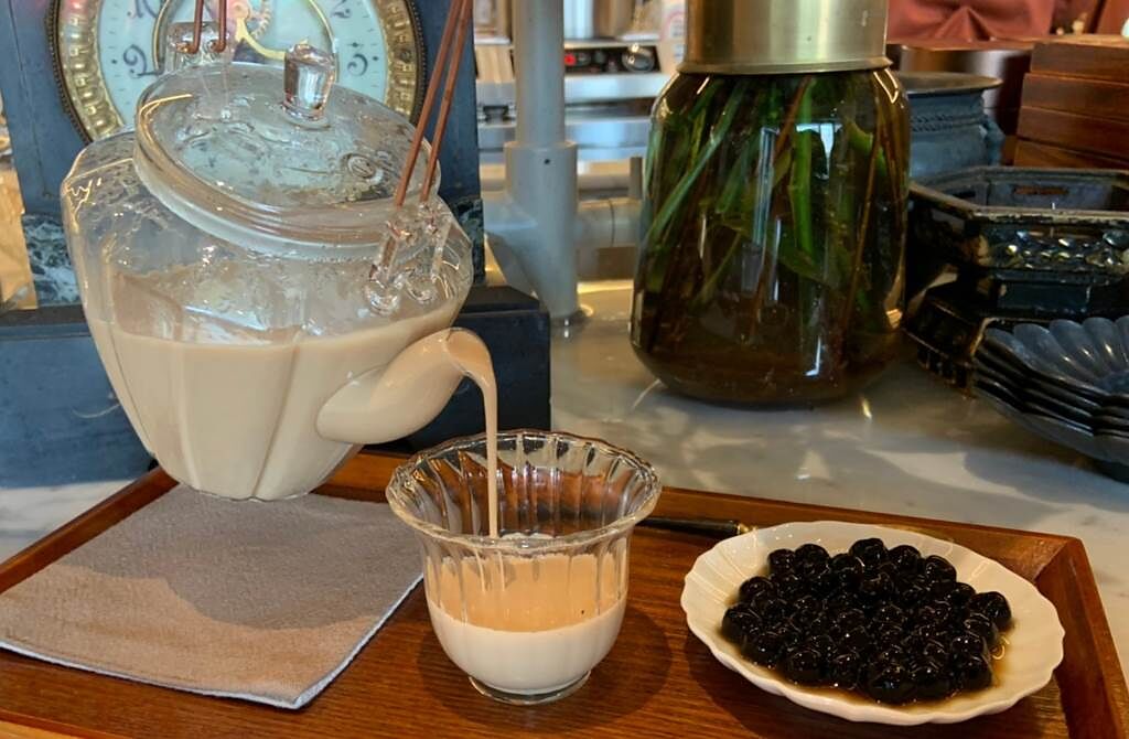 使用3種台灣茶葉獨家浸製的「茗璐邸特調奶茶」，茶香濃郁、口感醇厚，內用更能免費加珍珠，令人一喝上癮。（圖／楊婕安攝）