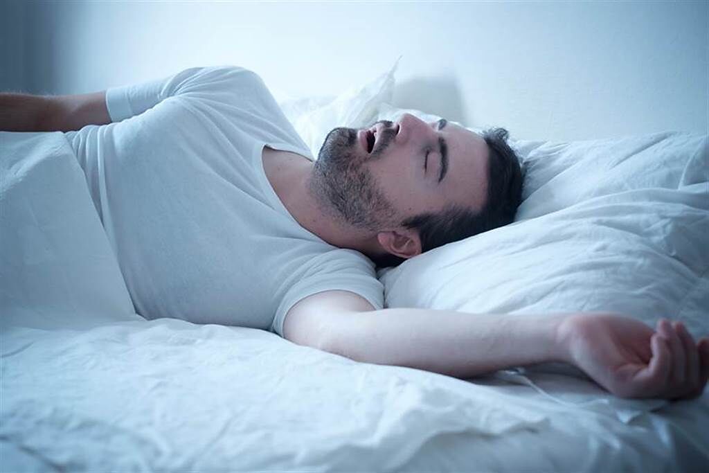 睡眠呼吸中止症害枕邊人睡眠障礙，這些人是高危險族群。(示意圖/Shutterstock)