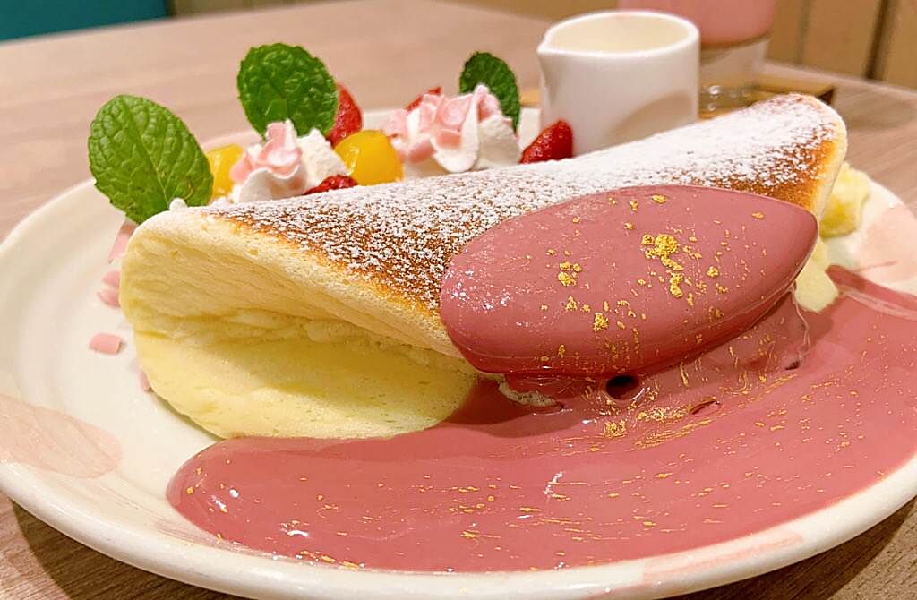 紅寶石櫻花鬆餅驚喜加上新鮮草莓與卡士達醬，更有夢幻的粉紅鏡面巧克力瀑布。（圖／楊婕安攝）