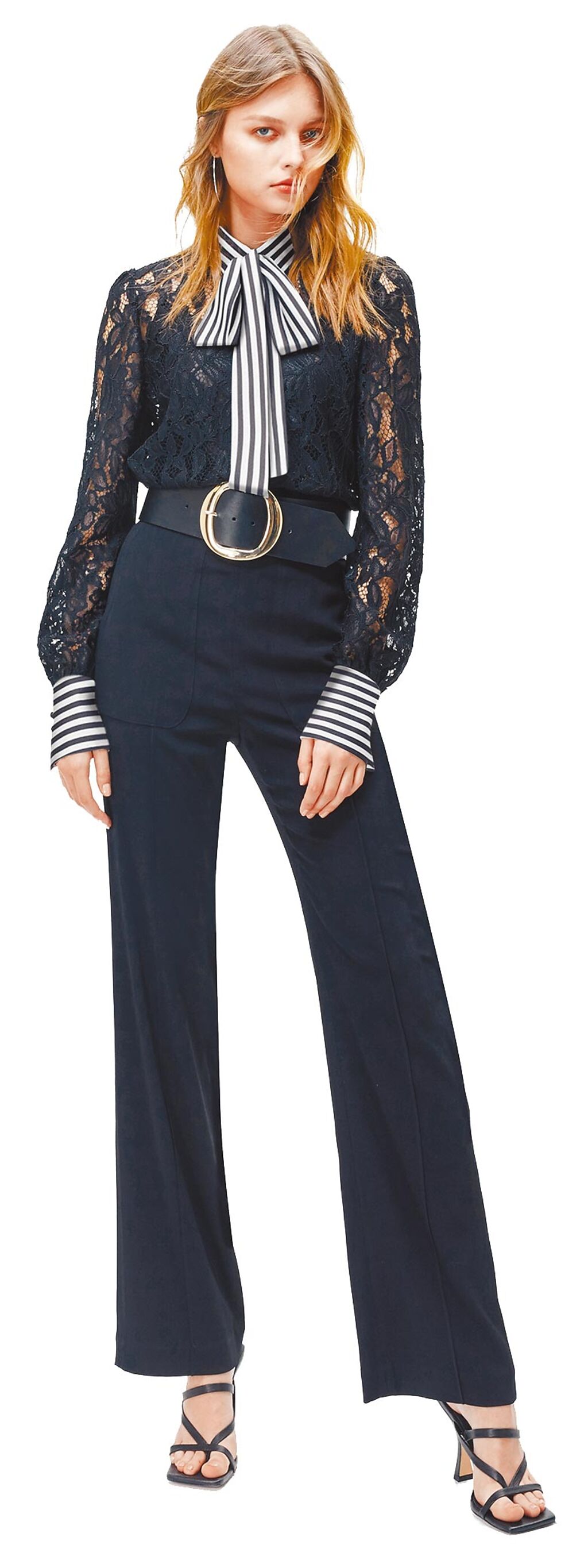 SOGO復興館KAO MEIFEN高美芬蕾絲上衣1萬4980元、經典套裝褲8980元。（SOGO提供）