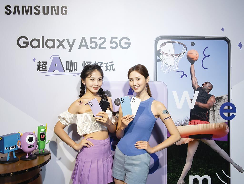 三星在台推出旗下中階A系列機款的首款5G防水新品Galaxy A52，搶攻機車族群市場。圖／業者提供
