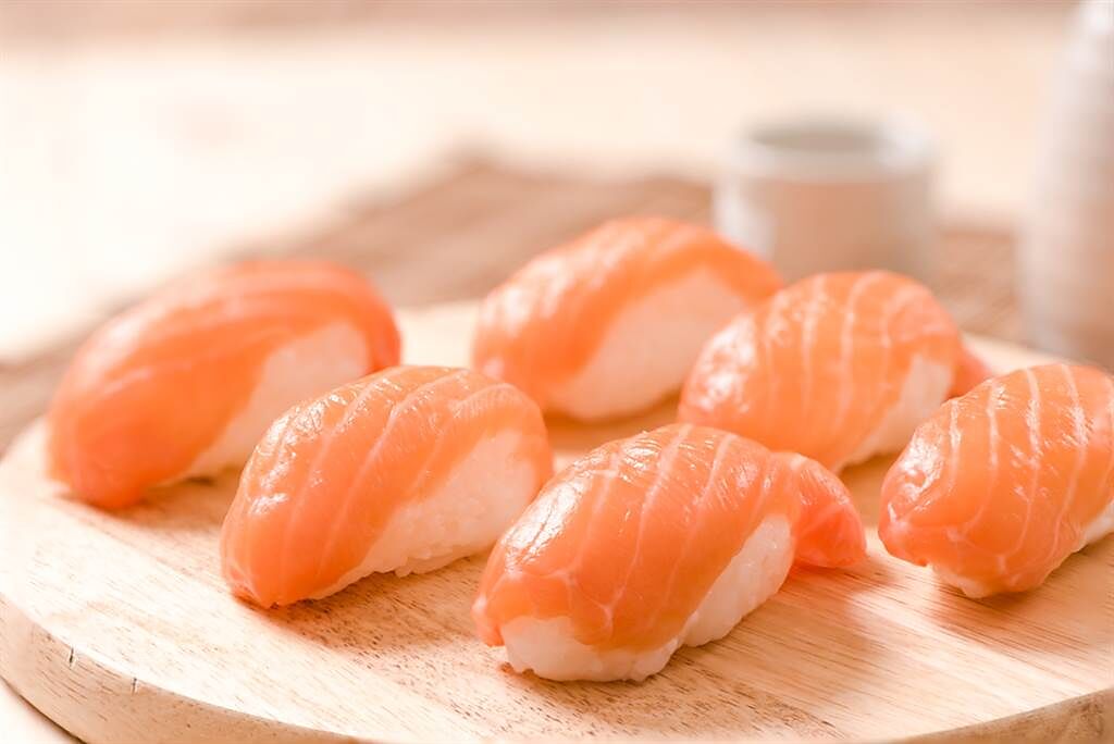 日台交流協會表示，天然鮭魚有衛生上的考量，基本上不會拿來做成壽司。（達志影像/shutterstock)