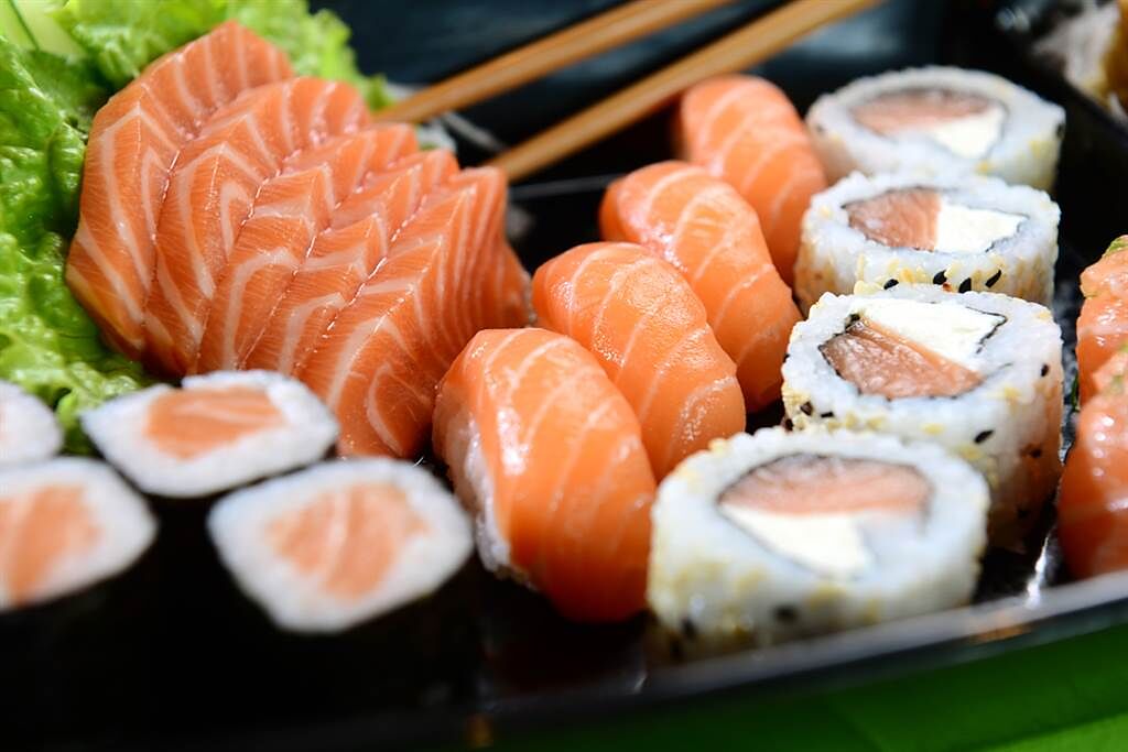 狂嗑鮭魚壽司恐出現5大健康問題，營養師揭最安全盤數。（圖／Shutterstock）