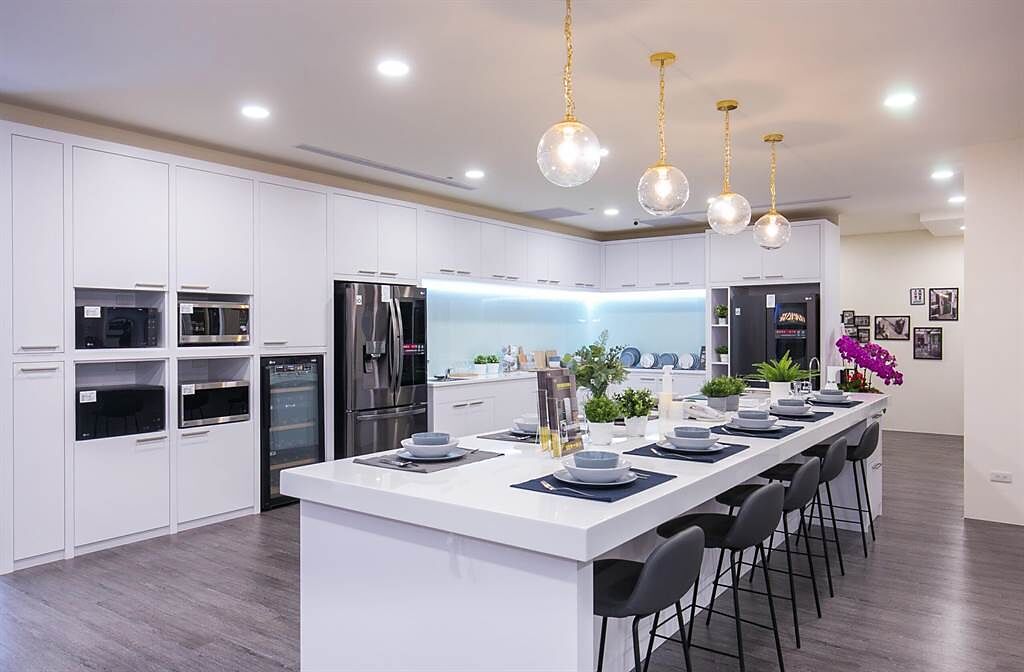 LG 桃園品牌旗艦店的廚電展示區以明亮溫馨的開放式廚房，全台首次獨家呈現的中島空間，未來將提供各式異業交流或是智慧家電體驗課程。（LG提供）