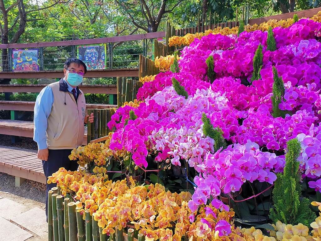 台灣國際蘭展遍地開花，台南推出4條遊程串聯景點吸客，黃偉哲今到虎頭埤風景區視察布展狀況。（劉秀芬攝）