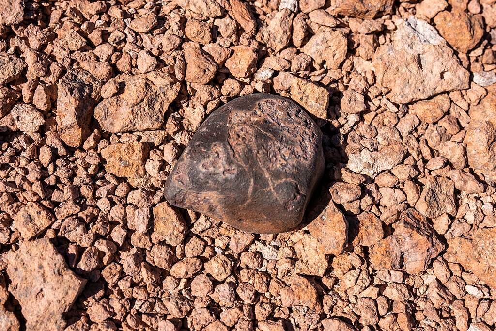 兩名淘金客意外挖到罕見隕石，若切成塊販售能大賺一筆，但他們選擇作為教育用途，以567萬元賣給澳洲地球科學局。(示意圖/達志影像)