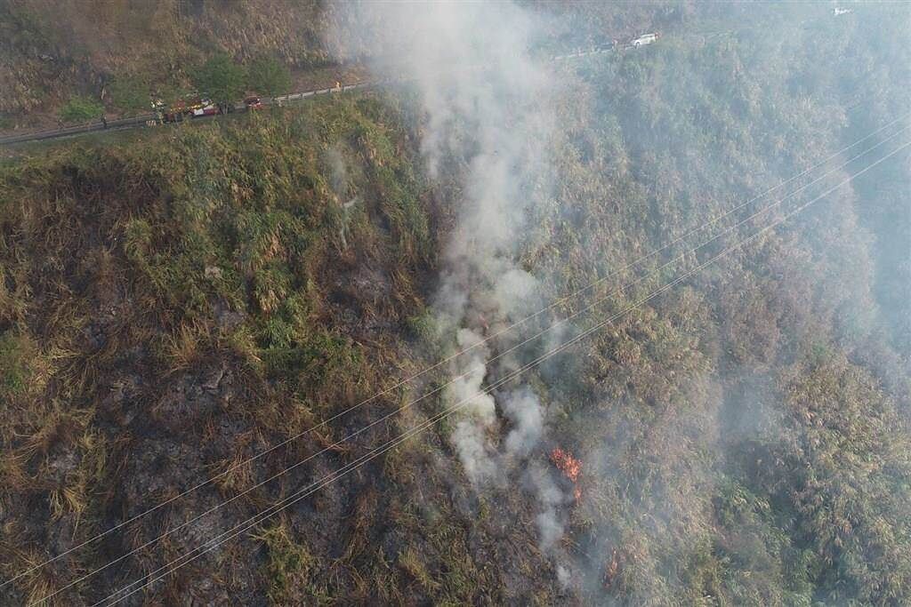 達邦公路林班地18日下午發生火警，火勢延燒超過30小時今天上午已受控制。（嘉義林管處提供／張亦惠嘉縣傳真）