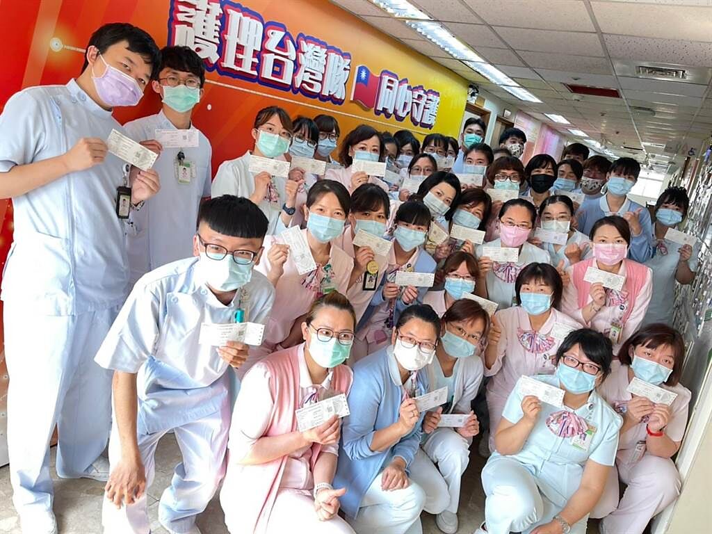 部立台南醫院護理部抽中門票的防疫天使開心拿票合影。（台南醫院提供／程炳璋台南傳真）