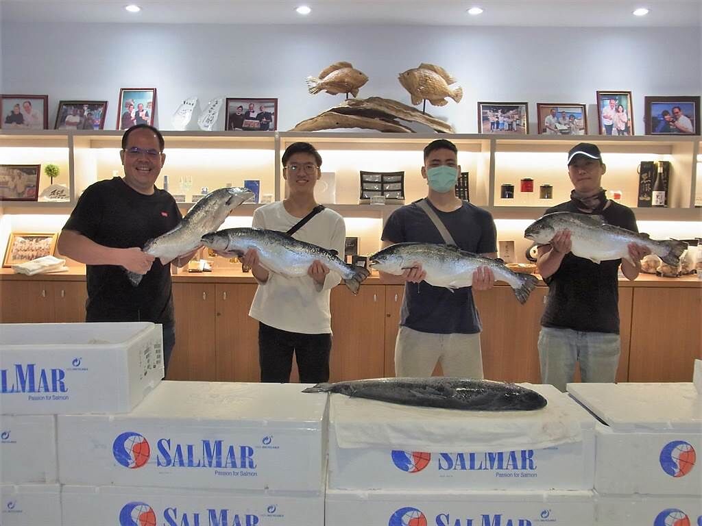 雲林縣口湖鄉口湖漁類生產合作送整尾大鮭魚給，首日5名「鮭魚人」抱得鮭魚歸。（張朝欣攝）