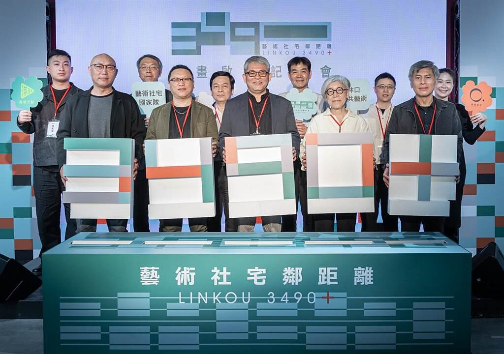 製作人張辰漁（左一）、導演鄧安寧（左二）、製作人湯昇榮（左三）宣布跨界參與林口社會住宅公共藝術計劃。（瀚草文創提供）